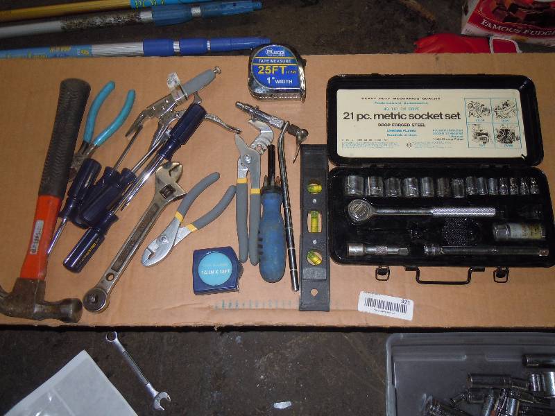 lot 921 image: Random Lot of Tools