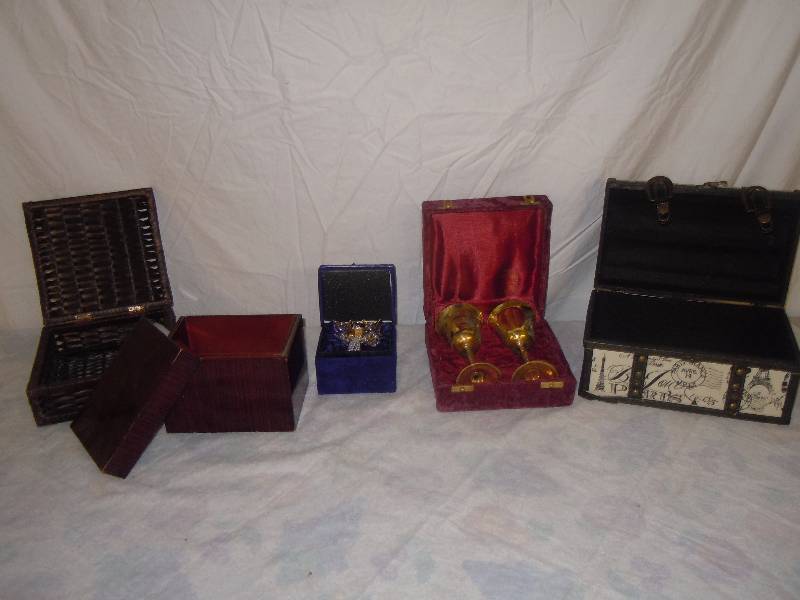 lot 766 image: Lot of Random Items