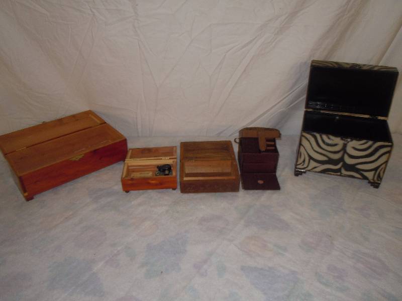 lot 768 image: Lot of Jewelry Boxes