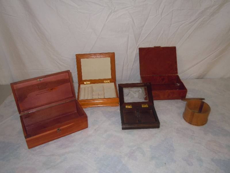 lot 770 image: Lot of Jewelry Boxes