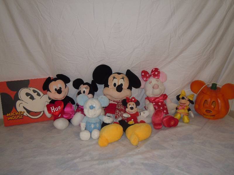 lot 795 image: Lot of Disney Items