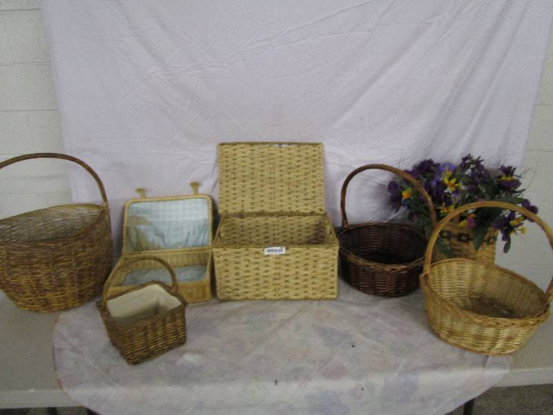 lot 801 image: Lot of Baskets