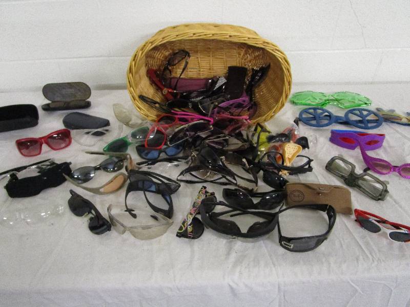 lot 853 image: Lot of Glasses
