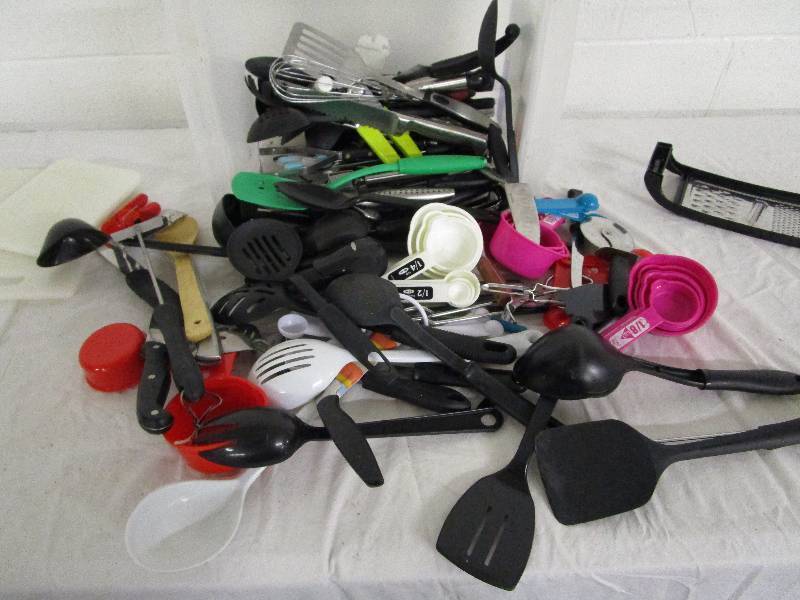 lot 854 image: Lot of Kitchen Utensils