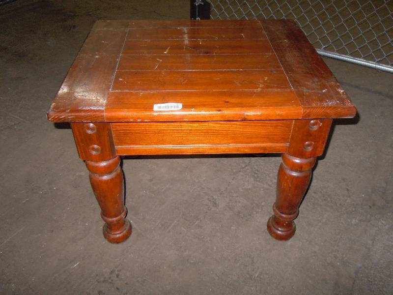 lot 462 image: End Table