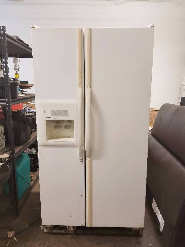 lot 58 image: Starter Fridge Needs Cleaning and Maintenance Cools