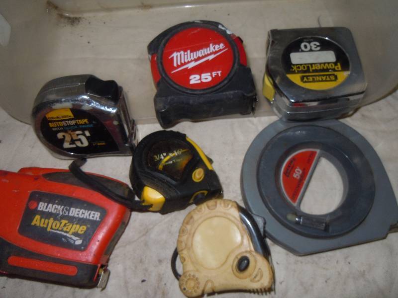 lot 2220 image: Lot of Measuring Tapes