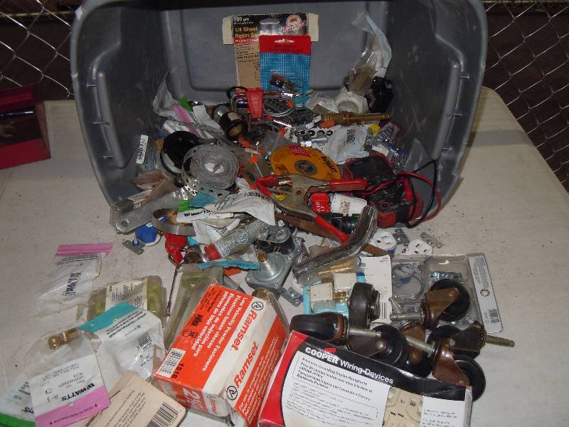 lot 2420 image: Lot of Random Items
