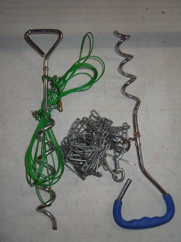 lot 201 image: Lot of Dog Chaining Stuff