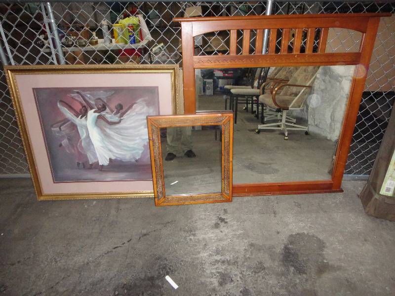 lot 64 image: Lot of Wall Decor