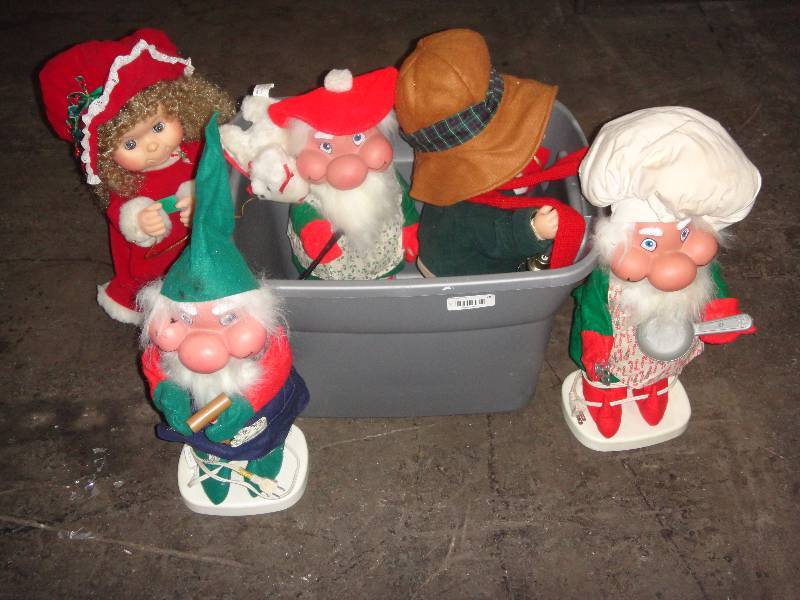 lot 78 image: Tote of Xmas Items