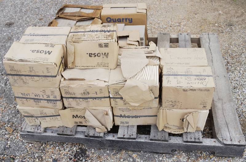 lot 4004 image: Pallet Lot of Tile - Quarry Tile  Mosa. - Very nice quality tile - Various Colors and Sizes, finished edge pieces, etc ...
