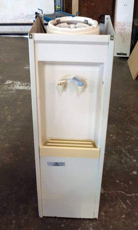 lot 4016 image: OASIS Water Cooler - Needs Top Panel - Good parts machine