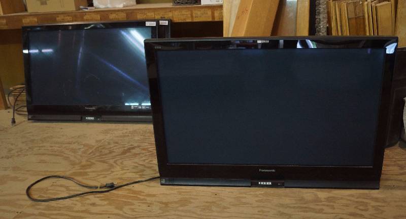lot 4019 image: High Definition Plasma Television - 41 - Panasonic - TV M#TH-42PX75U - worked when uninstalled