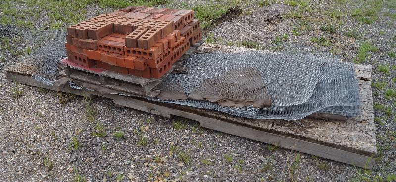 lot 4036 image: Pallet of Construction Bricks and Screen - see photos for qty & measurements