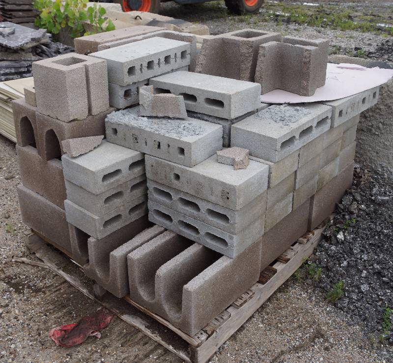 lot 4037 image: Pallet of Construction Cinder Blocks - Various Shapes and Sizes - see photos