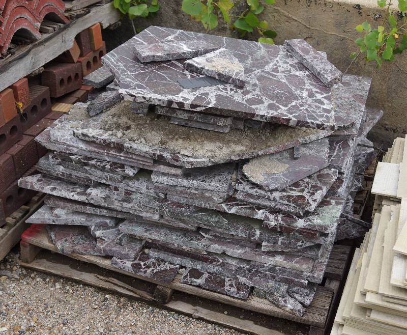 lot 4039 image: Pallet of Composited Building Stones - Very Pretty Various Sizes - Like Slate or Granite