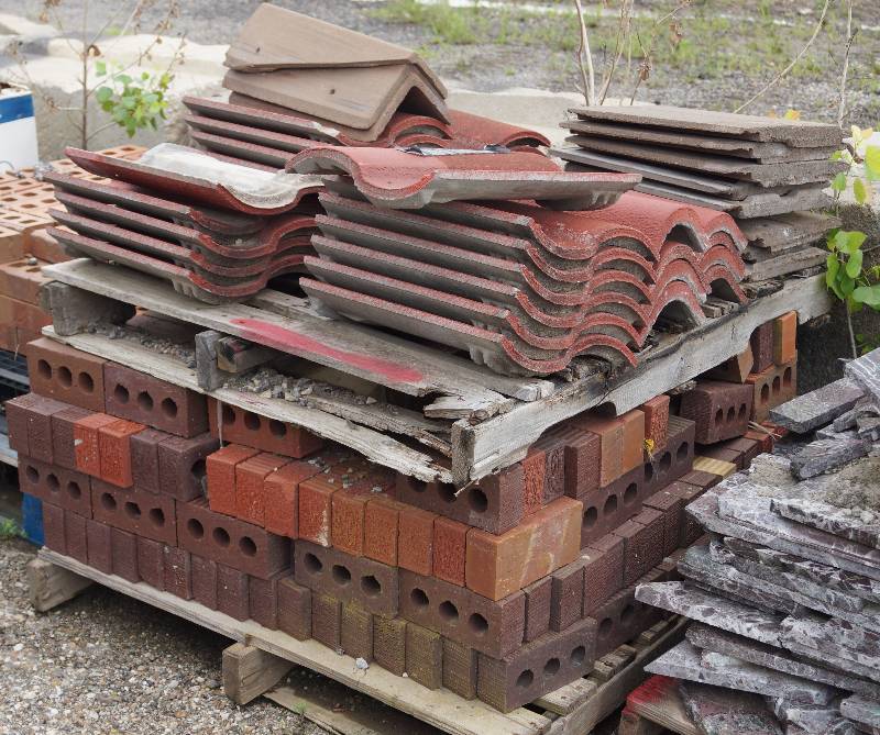 lot 4040 image: Pallet of Construction Bricks and cement roofing pieces - see photo