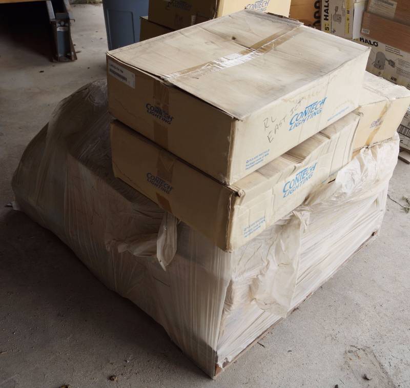 lot 4071 image: Pallet of Recessed Lighting Items and Masonry Cement TYPE S