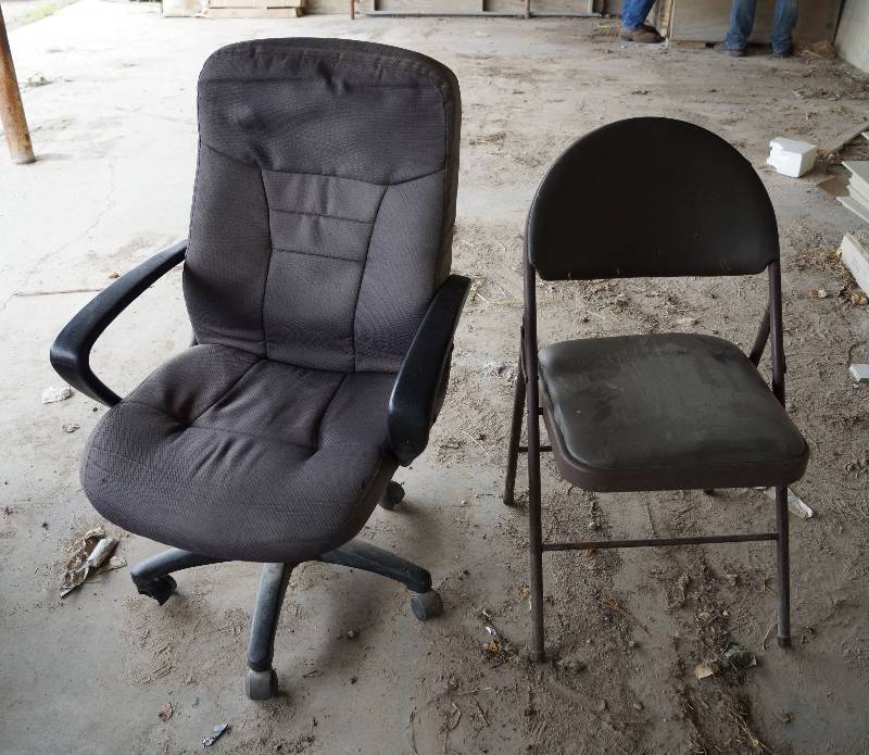 lot 4083 image: Lot of two chairs -  one office chair and one padded folding chair