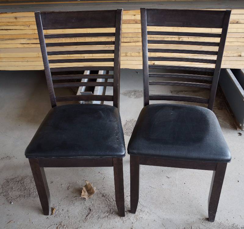 lot 4084 image: Lot of two chairs - Nice wood and black padded seats