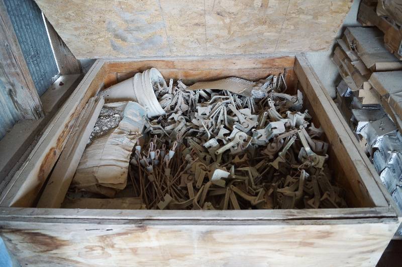 lot 4085 image: Huge Box Crate of Concrete Forming Anchors