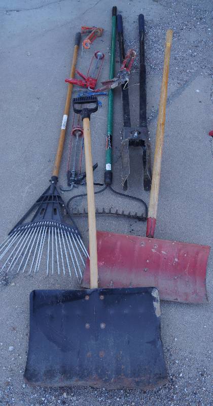 lot 9121 image: Lot of Maintenance Tools - Snow shovels, post hole digger, rakes, caulking guns - as pictured