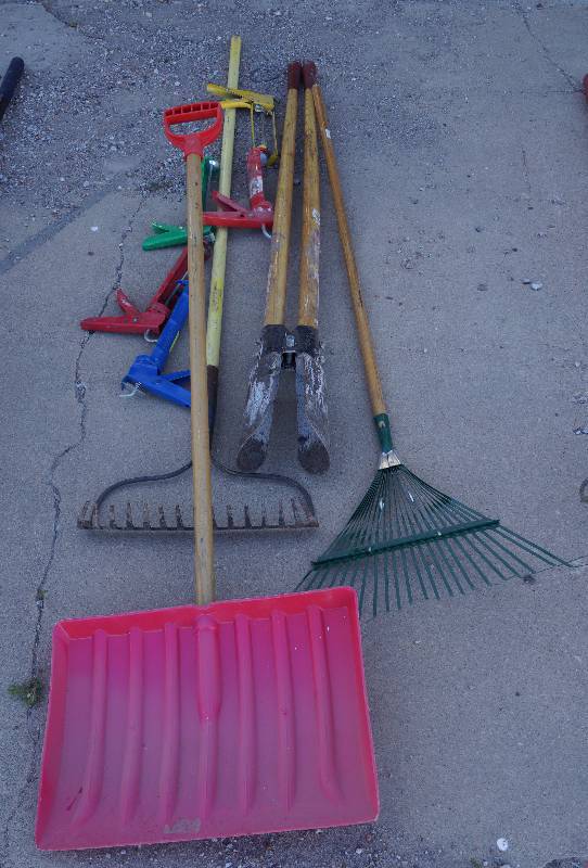 lot 9122 image: Lot of Maintenance Tools - Snow shovel, post hole digger, rakes, caulking guns - as pictured