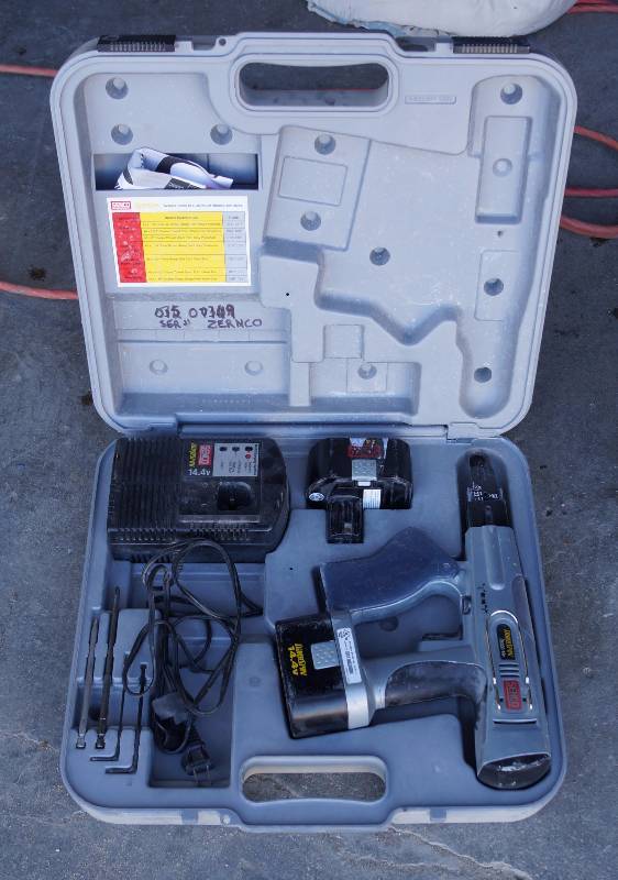 lot 9126 image: Senco - DuraSpin M#DS200-14v - Collated Drywall Screw Gun  - worked last time it was used, but we couldnt get the batteries to charge to test