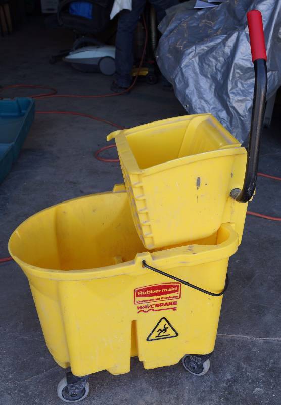 lot 9128 image: Rubbermaid Commercial Mop Bucket with squeegee
