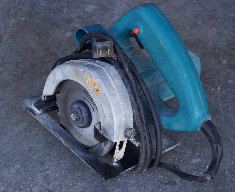 lot 9129 image: Makita 4200NH 4-38 Circular Saw, 9.1 AMP - Works
