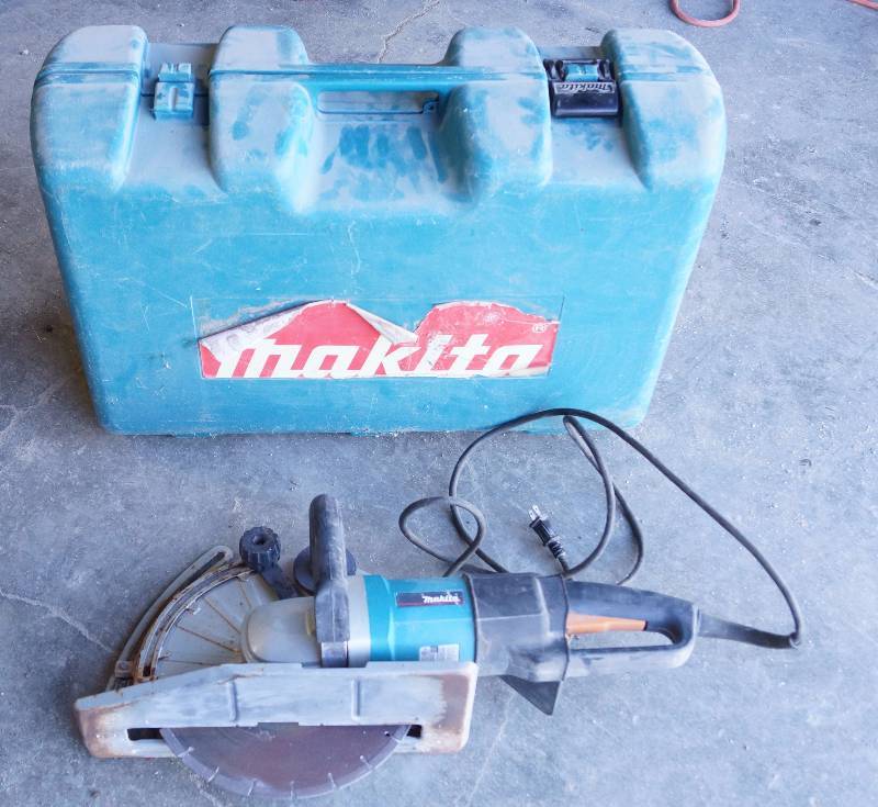 lot 9131 image: Makita 4112H - 12 in. Angle Cutter with Case Concrete Saw - Corded Electric  W Case - WORKS