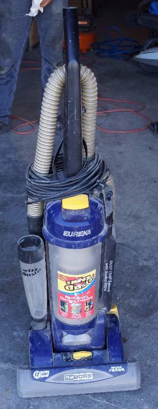lot 9134 image: Eureka Vacuum - THE BOSS w Spin Duster -M#5848 - works