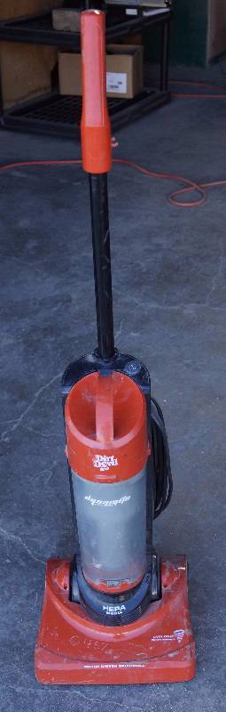 lot 9138 image: Dirt Devil - Dynamite Cyclonic Vacuum - M#UD20000OS - works