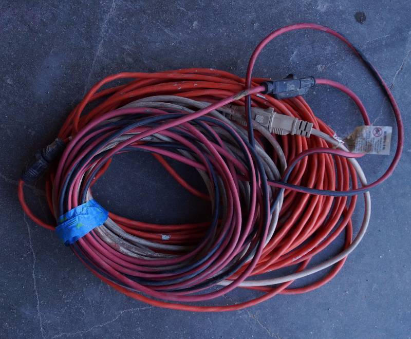 lot 9142 image: Lot of Extension Cords - 175 total - 125, 1 50 and 1100 - all work