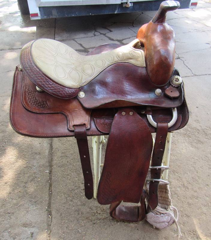 lot 7699 image: Roping Saddle - Very nice See photos - YEE HAW