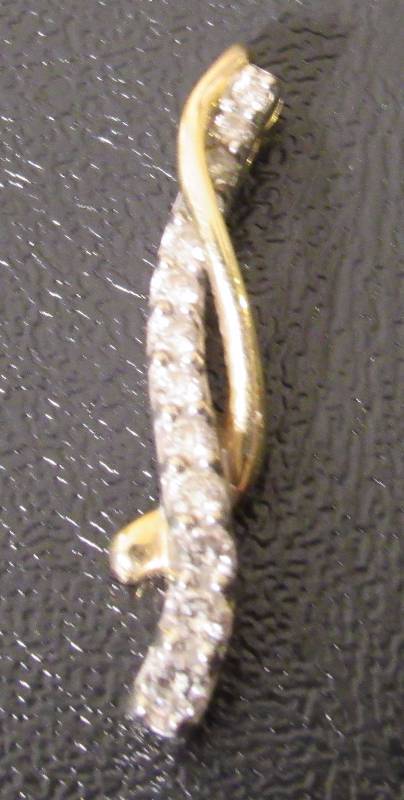 lot 7719 image: Ladies Pendant - 14K WhiteYellow Gold - with 13 stunning diamonds - 1.64 grams - Nice piece