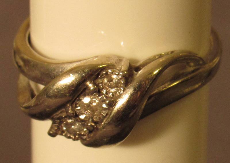 lot 7720 image: Ladies Fashion Ring - 10K Yellow Gold w 3 diamonds - size 7.5 - 2.50grams