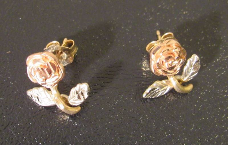 lot 7723 image: Rose Earrings - 10K Black Hills Gold - 1.49 grams.