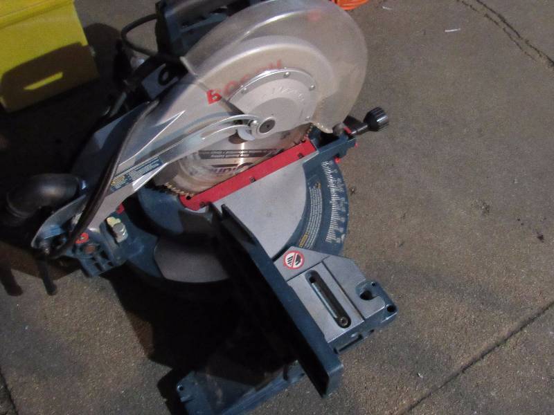 lot 7728 image: Bosch 12 Compound Miter Saw - nice Works