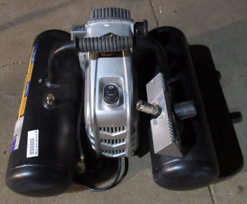 lot 7740 image: Air Compressor - Twin Tank - 2HP - 120-150 PSI - Very nice Works
