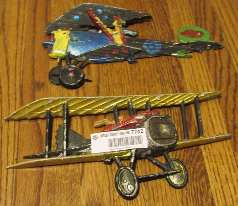 lot 7742 image: Lot of 2 - Vintage Midwest Cast Metal Airplanes - Wall Dcor - Neat