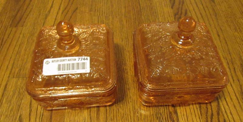 lot 7744 image: Lot of 2 - Square Honey Dishes with lids - pretty