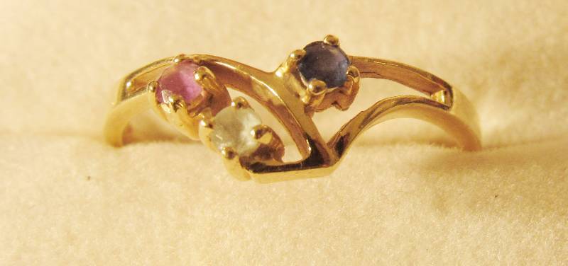lot 7756 image: Mothers Ring - 14K Gold - with 3 colored stones - size 7.5 - 1.98 grams