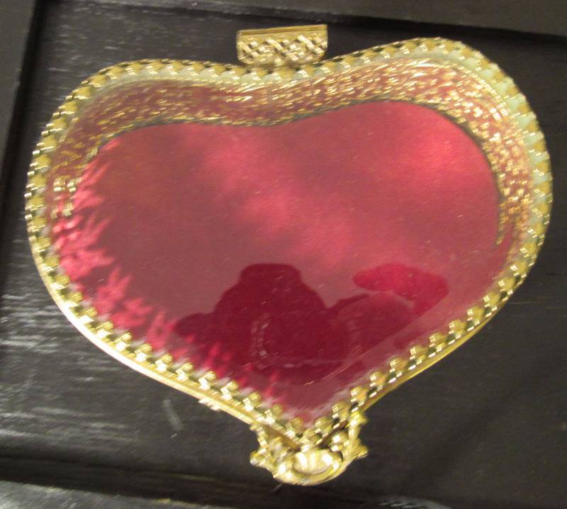 lot 7758 image: Heart Shaped Jewelry Box with glass lid