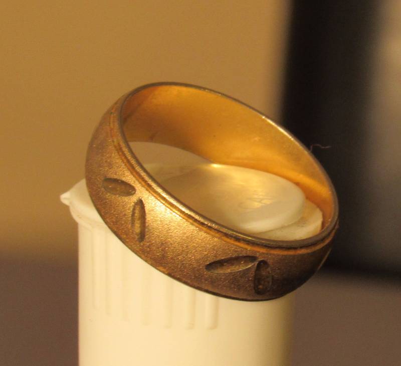 lot 7759 image: Gold Ring - stamped 10 - doesnt appear to be gold - size 10 - 3.97grams