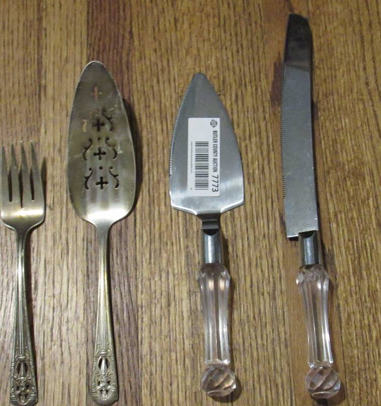 lot 7773 image: Lot of 4 pieces of serving silverware
