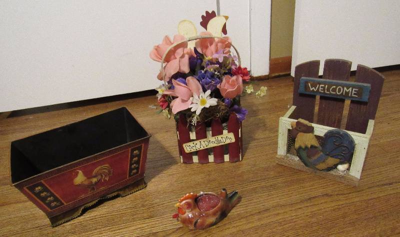 lot 7775 image: Lot of chicken  rooster baskets and home dcor