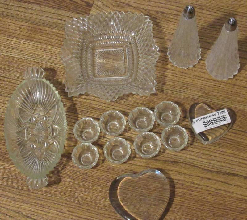 lot 7786 image: Assorted Glassware - 8 Suki cups - Salt and Pepper - 2 Glass Hearts - 2 Candy Dishes