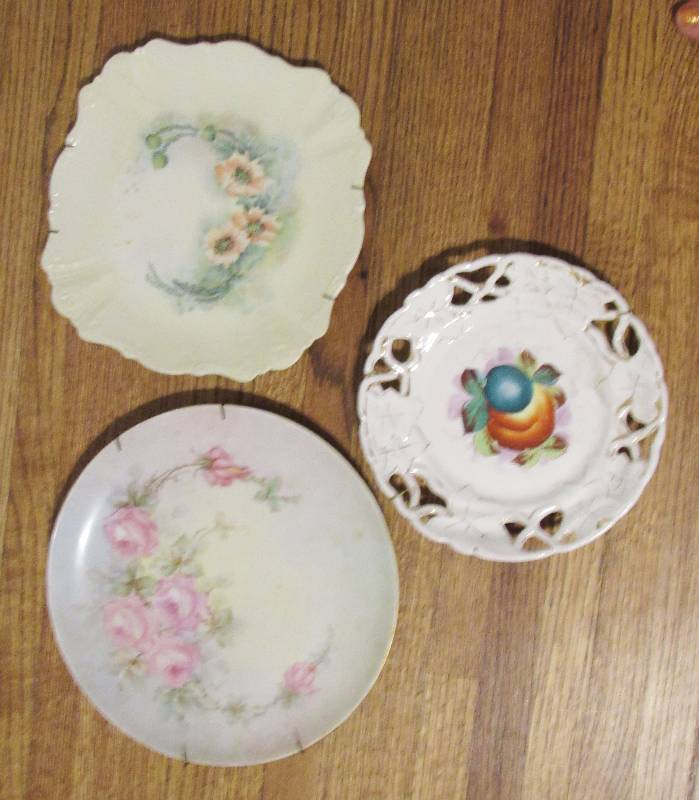 lot 7787 image: Lot of 3 Floral Glass Plates - Pretty See photos